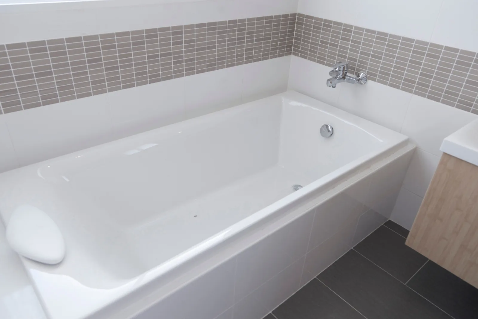 Bañera antigua con murete alicatado antes de cambiarla por un plato de ducha